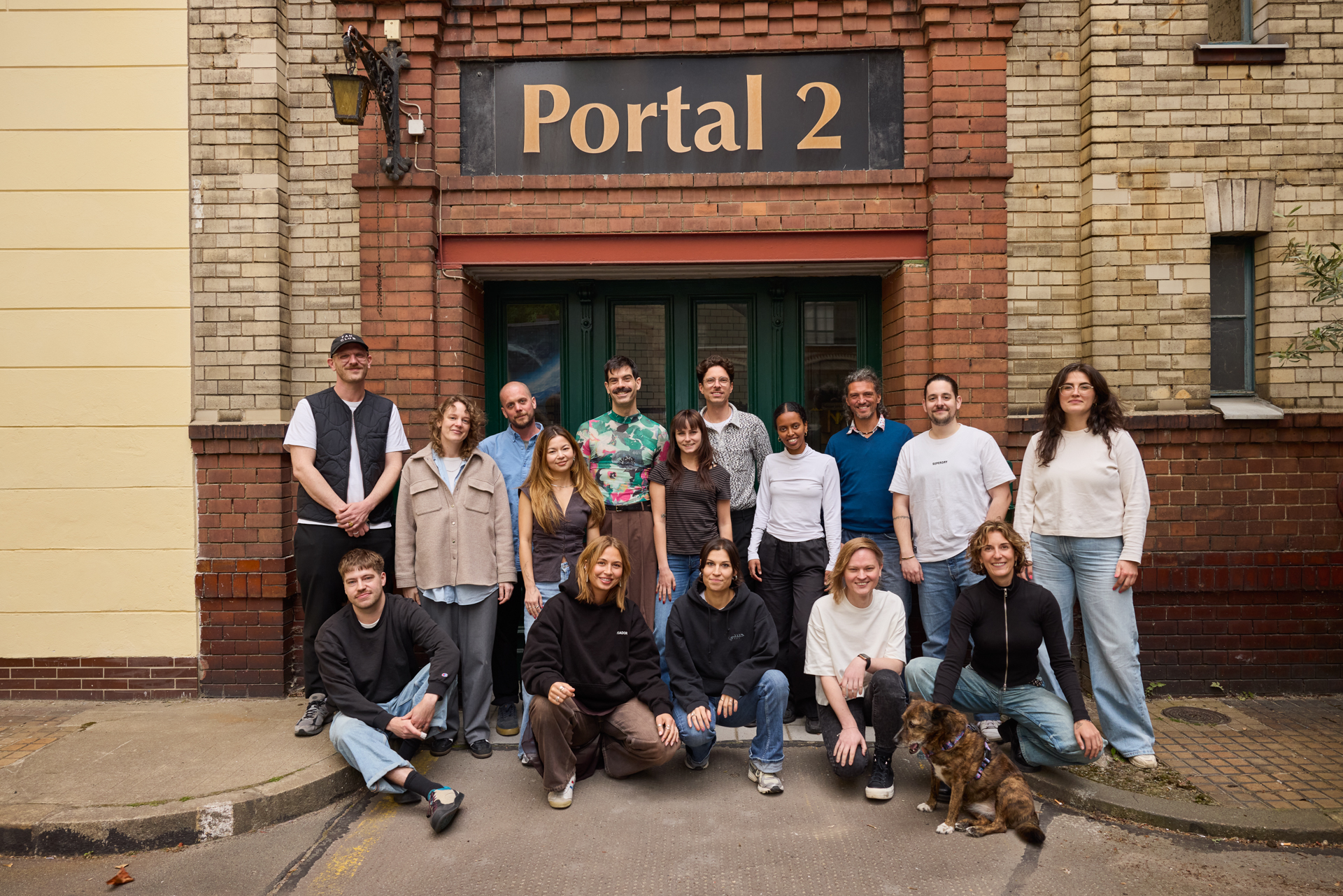 Gruppe junger Leute in Winterkleidung in Berlin am Kotti